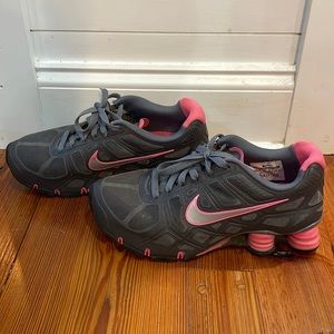 Women’s Nike Shox shoes 7.5 US great condition- pink/gray